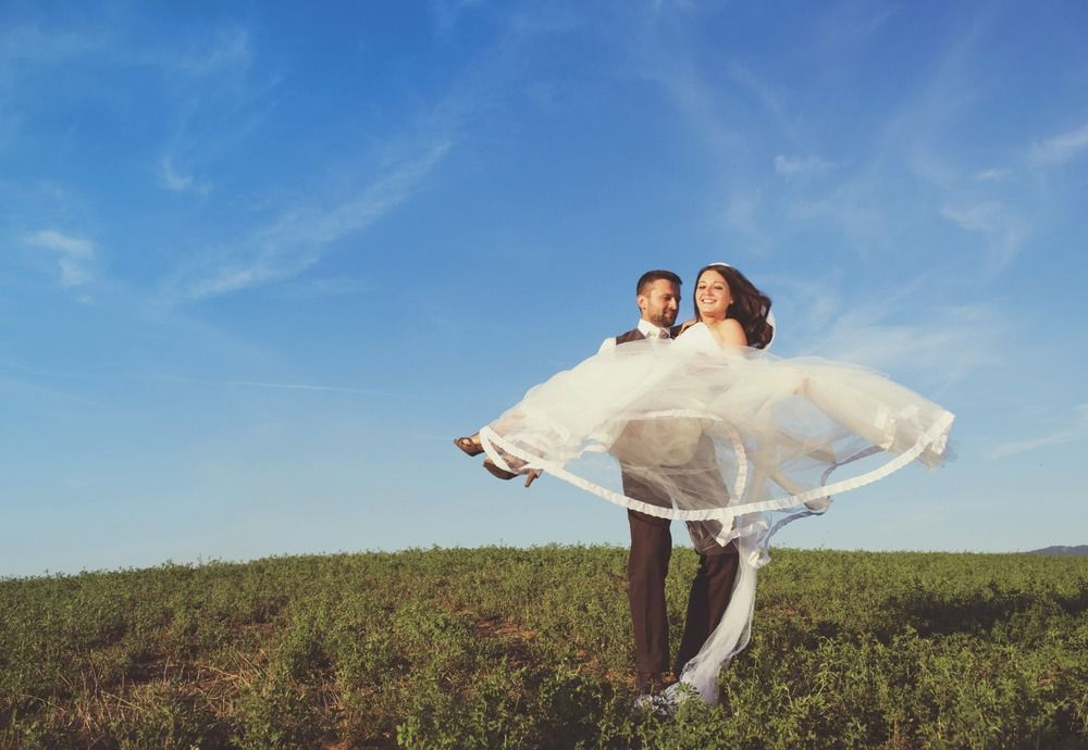 pareja de novios con fondo cielo azul